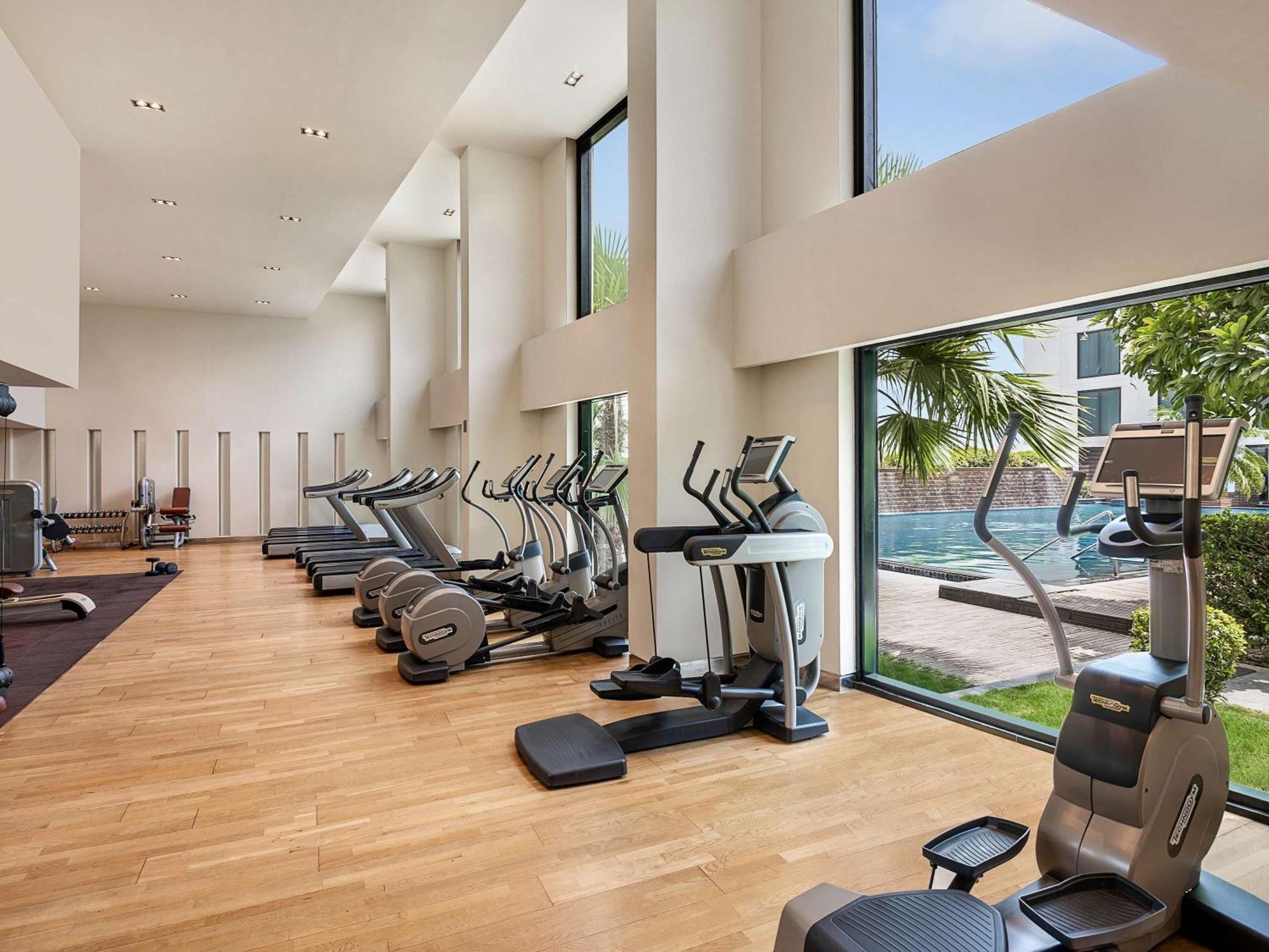 Pullman New Delhi Aerocity Kültér fotó The gym at the hotel