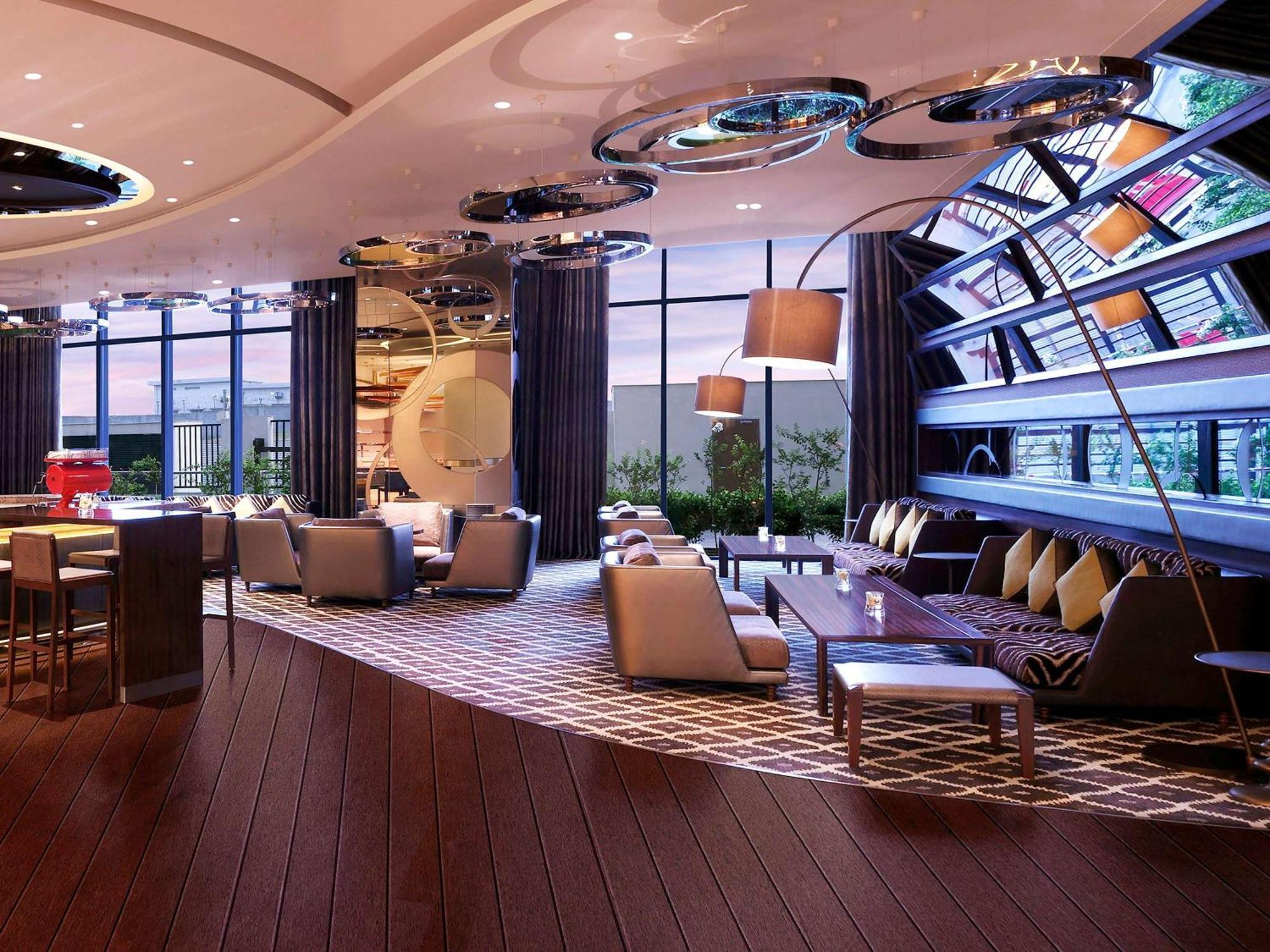 Pullman New Delhi Aerocity Kültér fotó The interior of the lounge