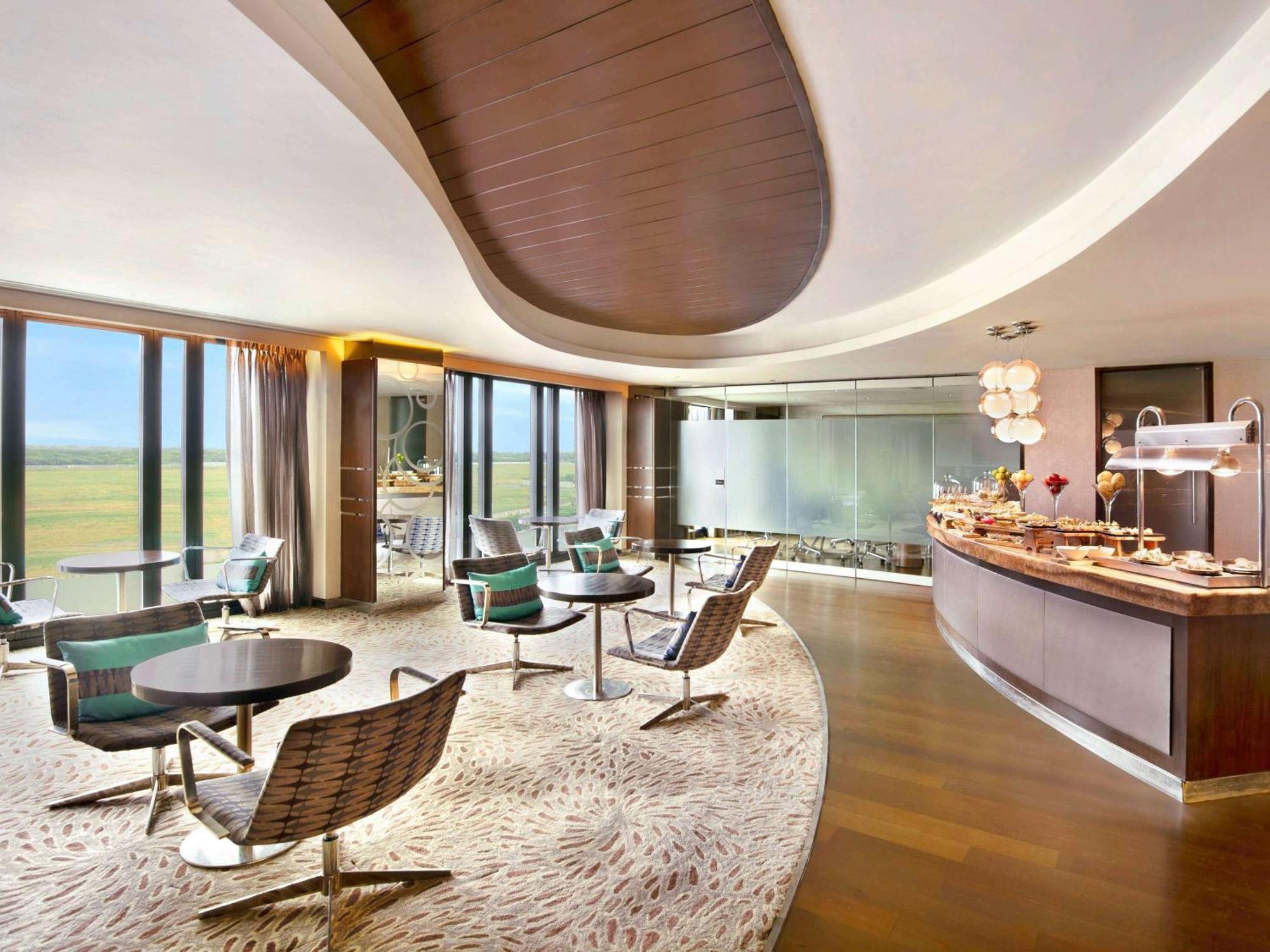 Pullman New Delhi Aerocity Kültér fotó Club Lounge at KLIA