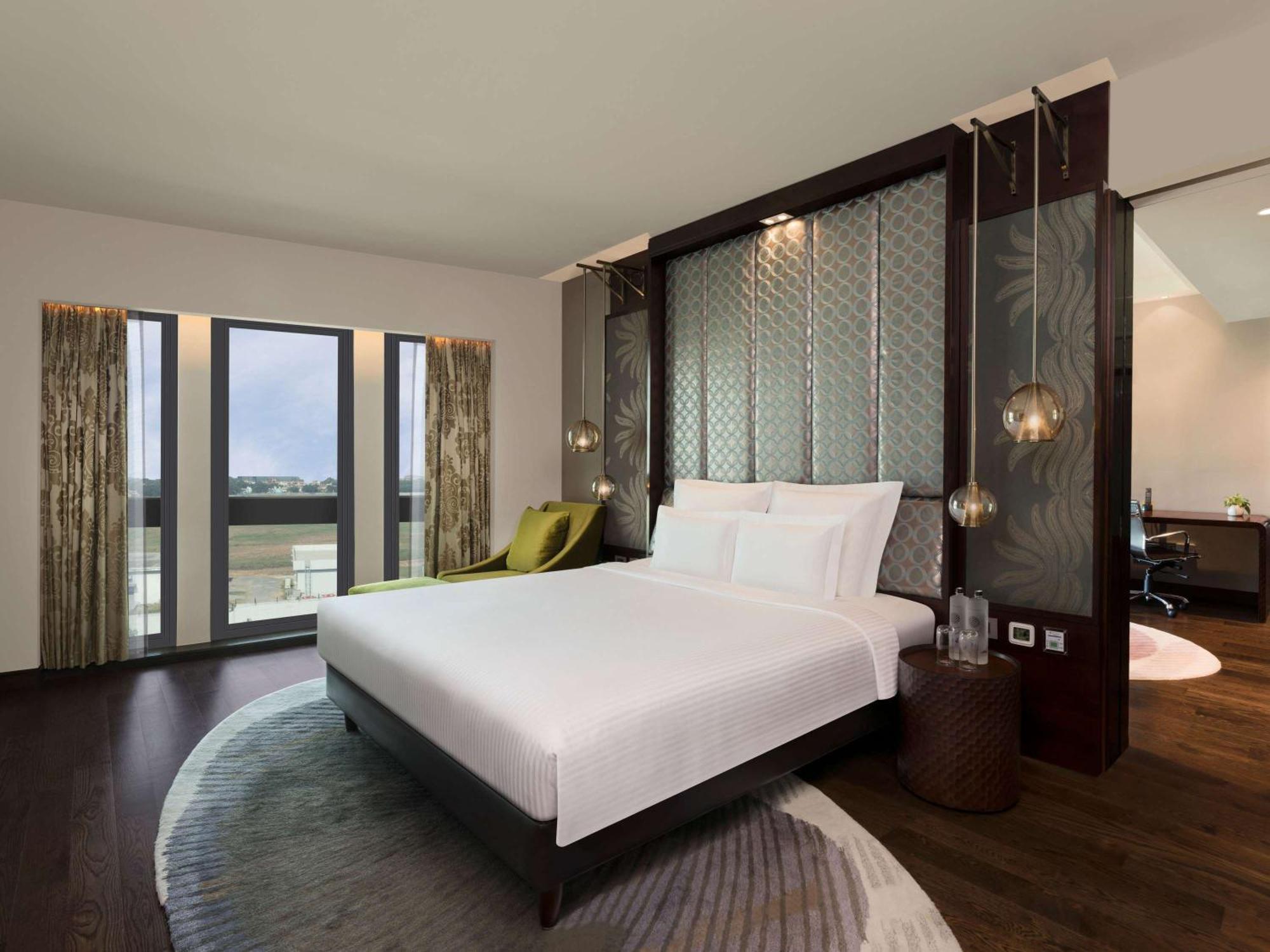 Pullman New Delhi Aerocity Kültér fotó A bedroom at the hotel