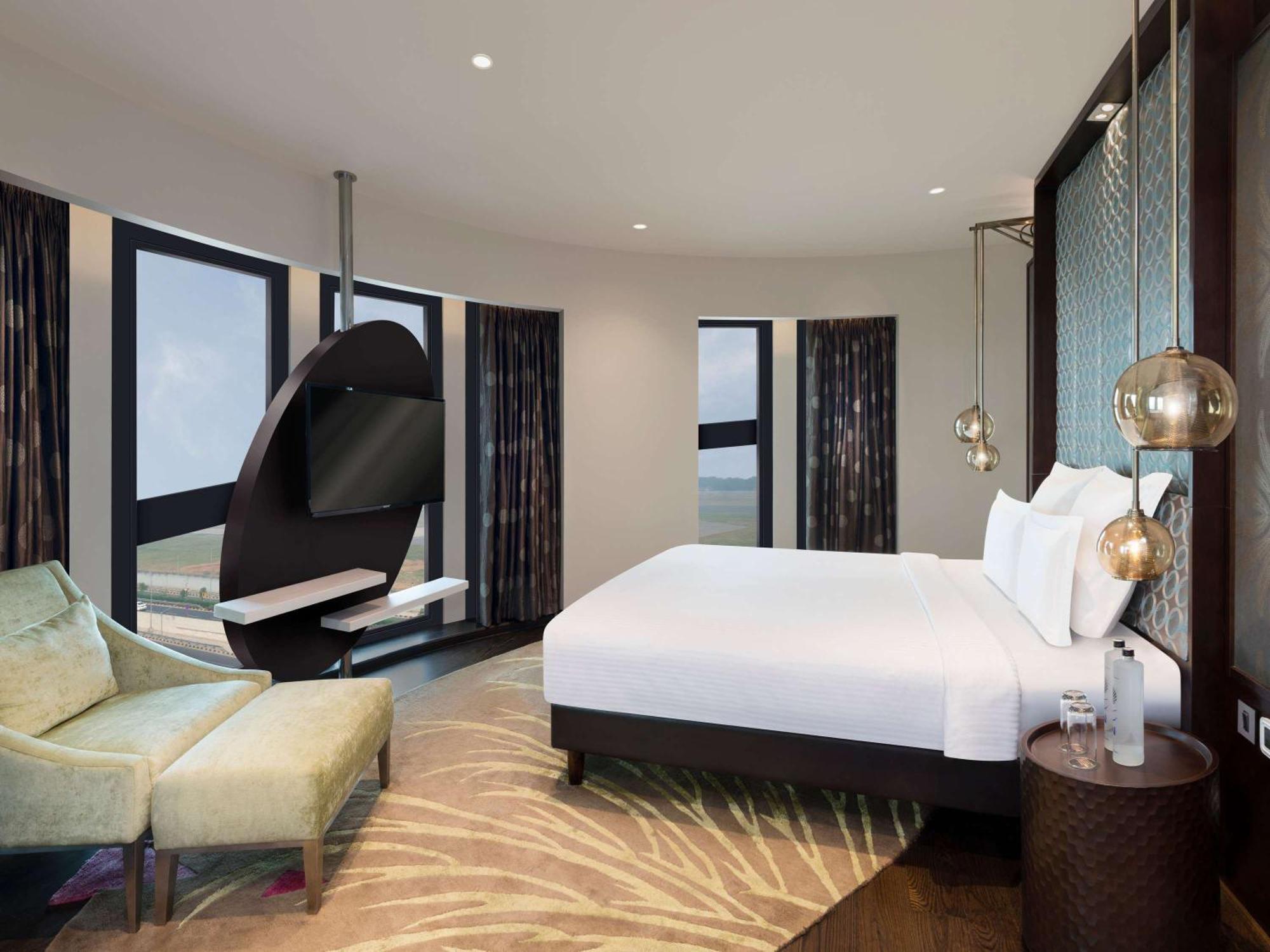 Pullman New Delhi Aerocity Kültér fotó A bedroom at the hotel