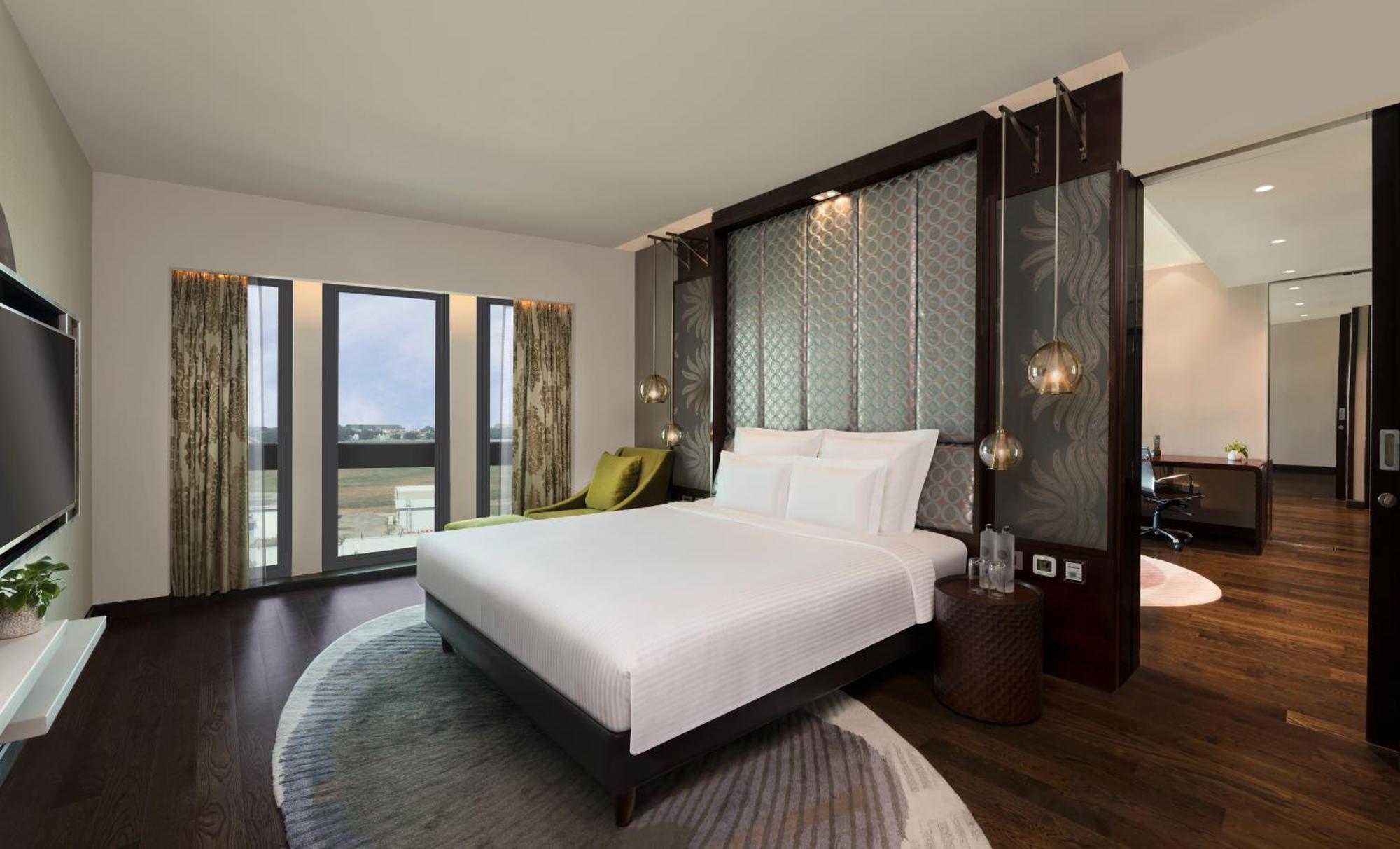 Pullman New Delhi Aerocity Kültér fotó A bedroom at the hotel