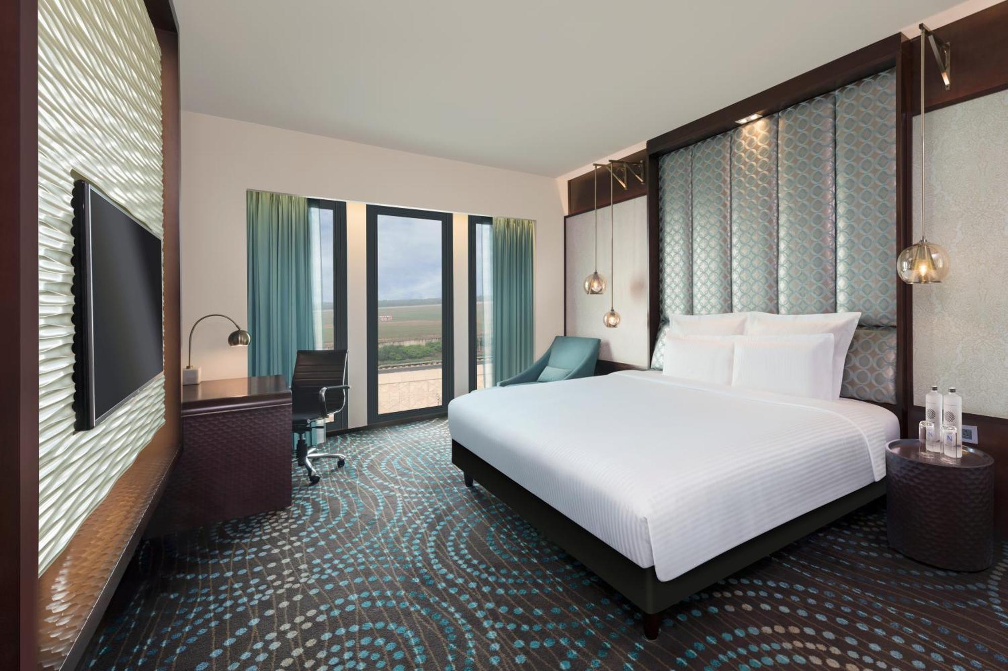 Pullman New Delhi Aerocity Kültér fotó A guest room at the hotel